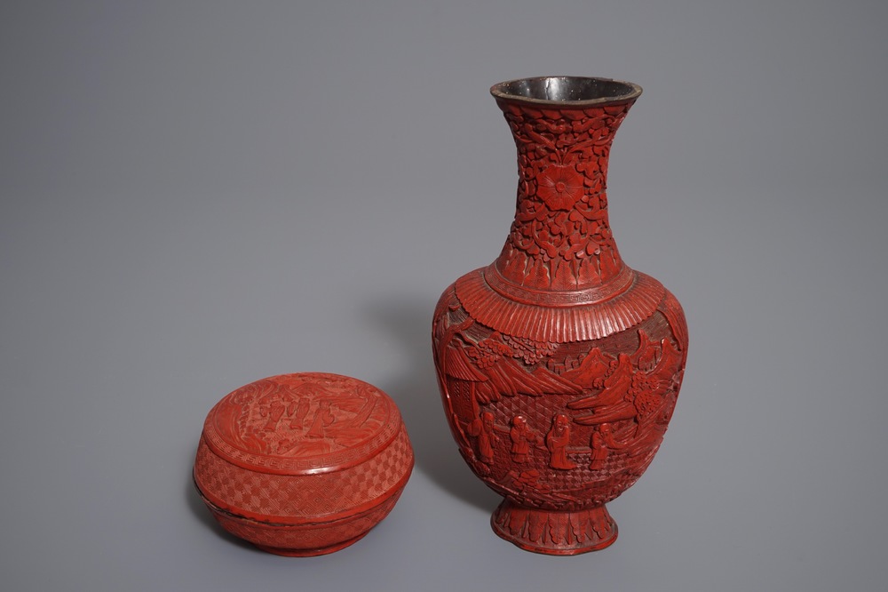 Un vase et une bo&icirc;te couverte de forme ronde en laque rouge, Chine, 19/20&egrave;me